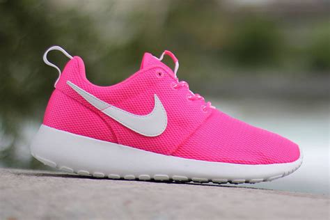 nike roshe run schwarz weiß pink|Roshe shoes goat.